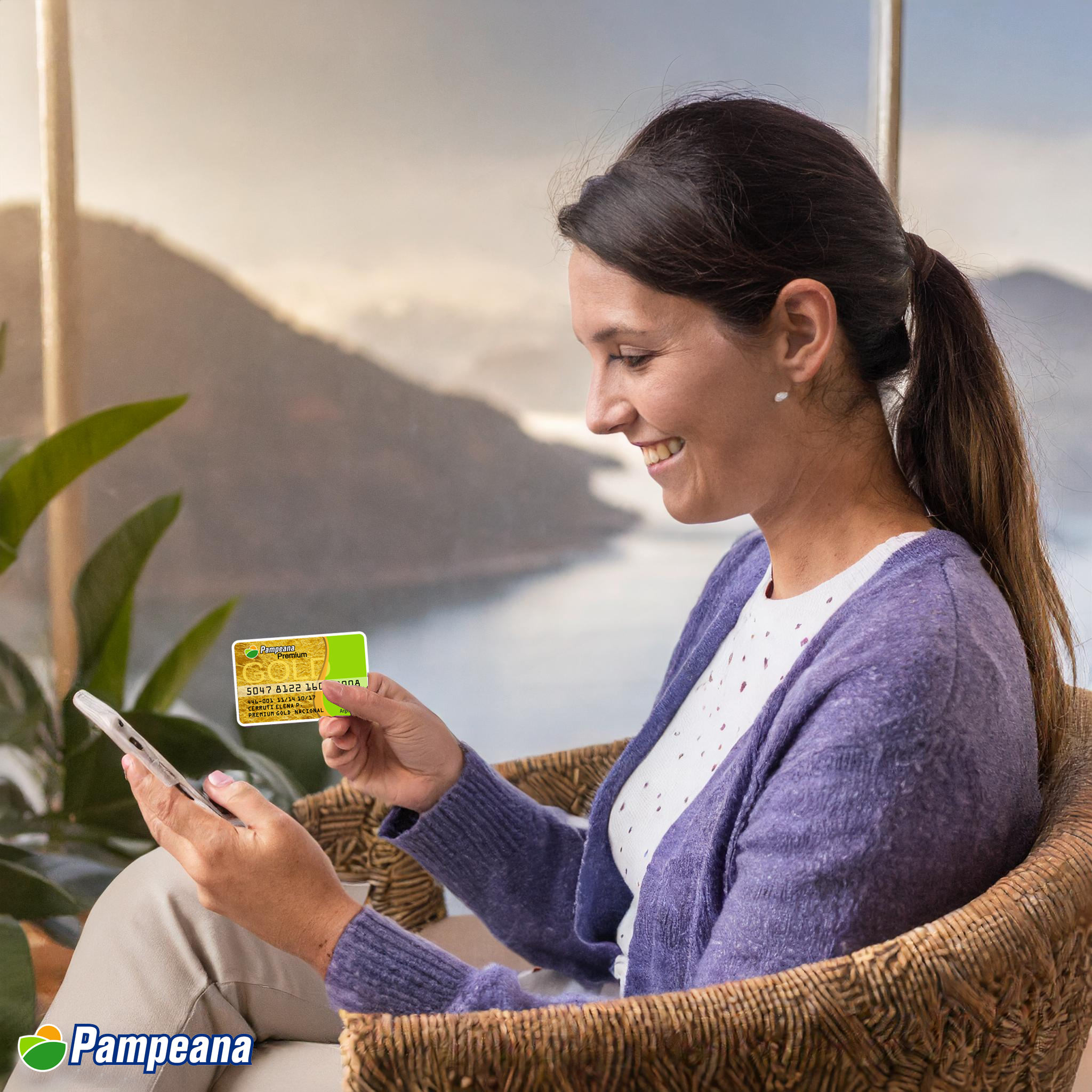 Mujer usando su tarjeta Pampeana